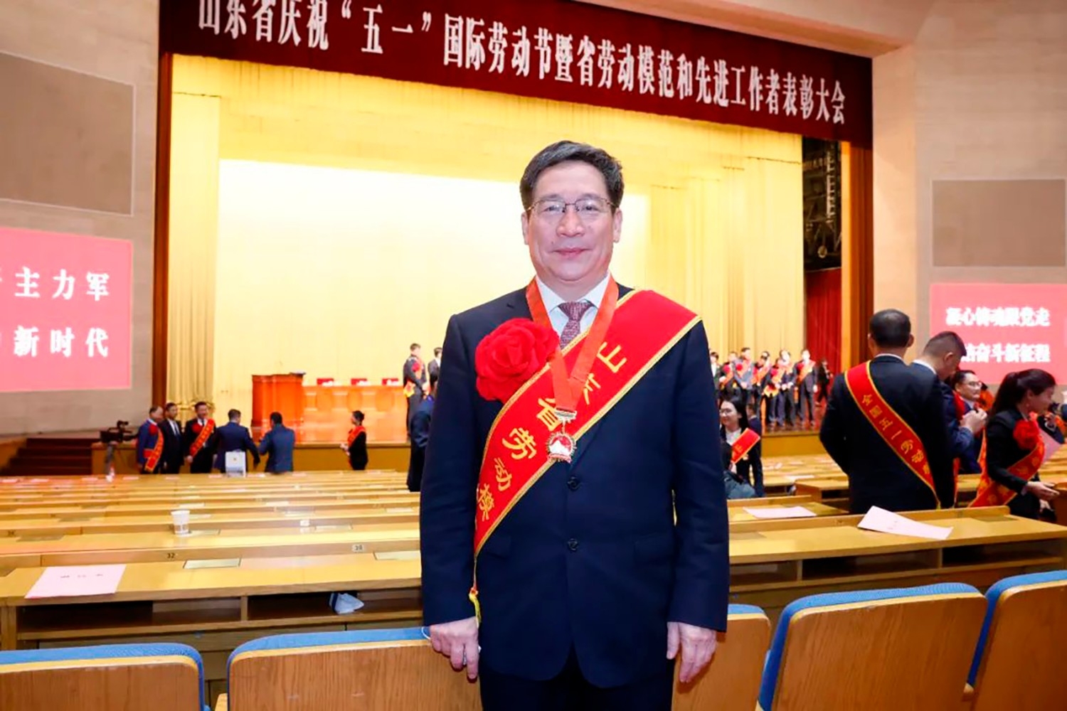 喜報(bào)！李永勝董事長被授予“山東省勞動(dòng)模范”稱號 受省委、省政府表彰 (5)